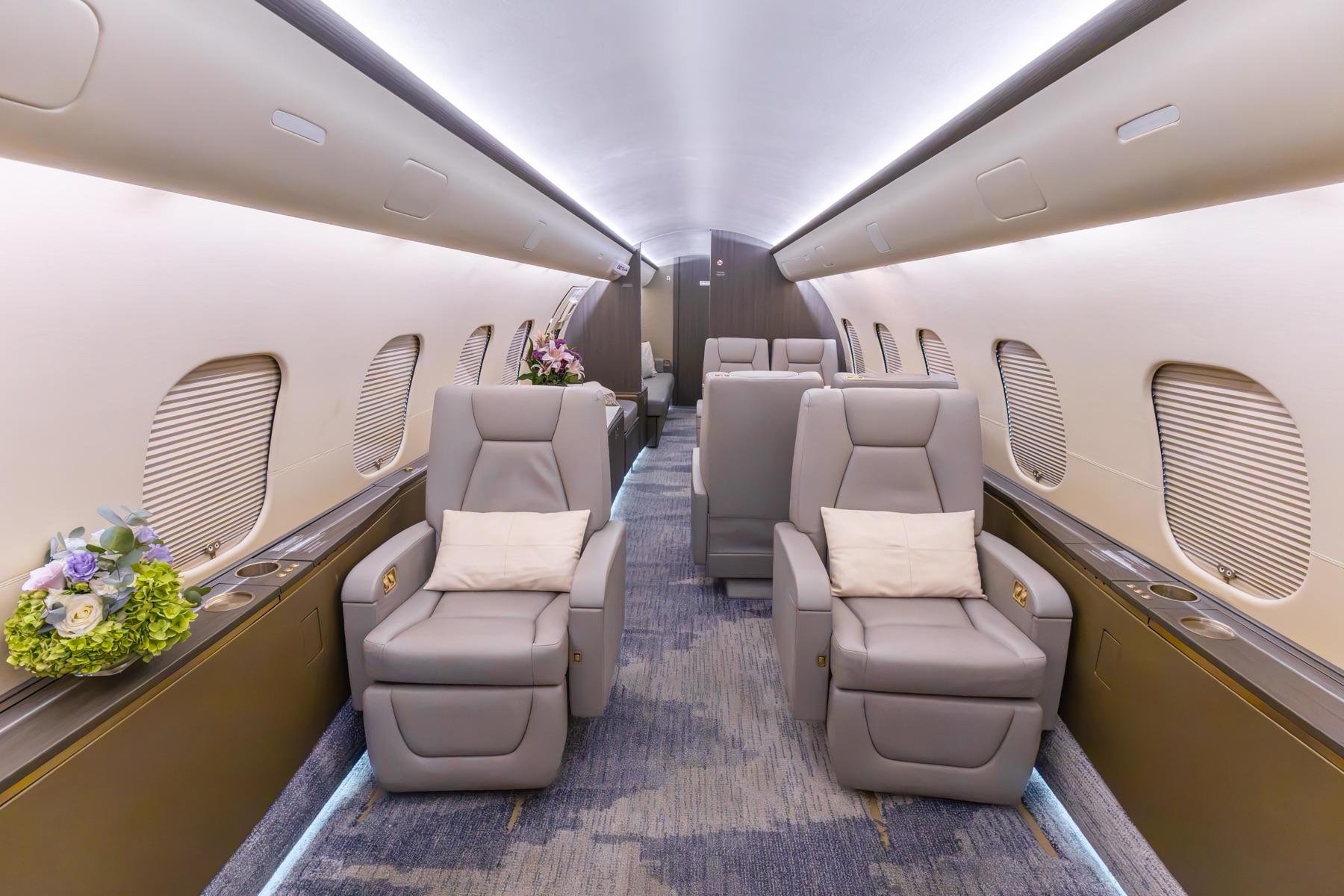 Global 5000 cabin with facing executive club seats